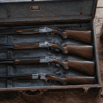 armoire à fusils ouverte avec fusils et accessoires