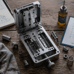 Couteau automatique éjection frontale ouvert avec pièces mécaniques