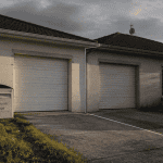 Maison mitoyenne par le garage, joint visible, façade et garages