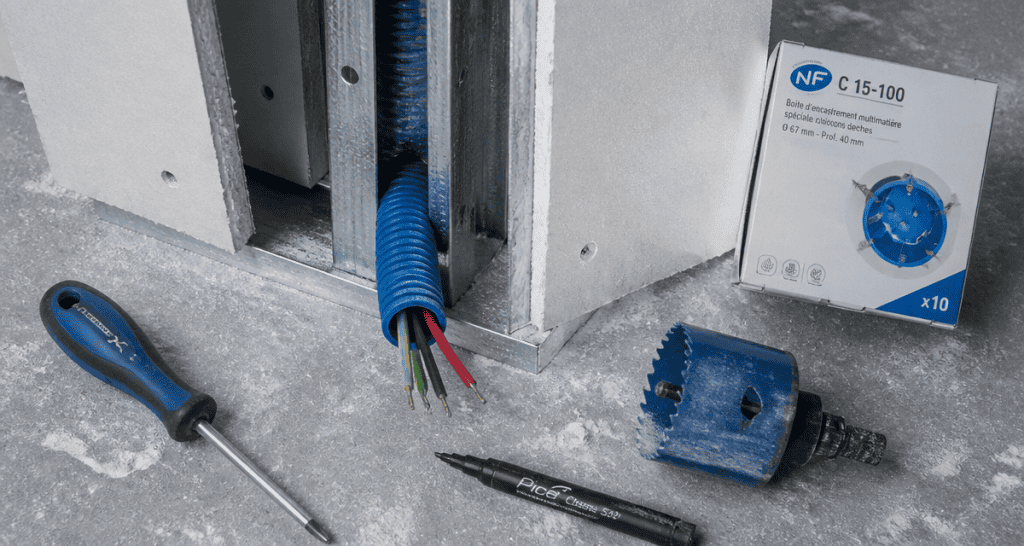 passage câble électrique dans cloison placo norme avec gaine et outils