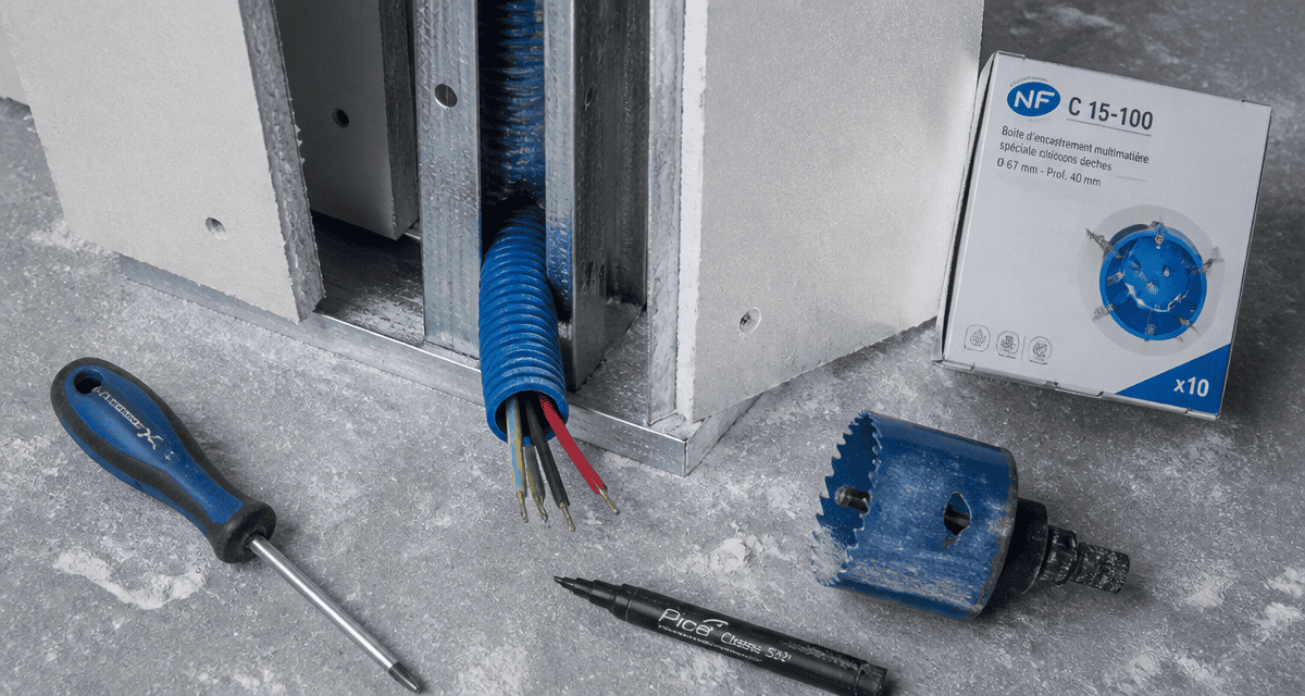 passage câble électrique dans cloison placo norme avec gaine et outils