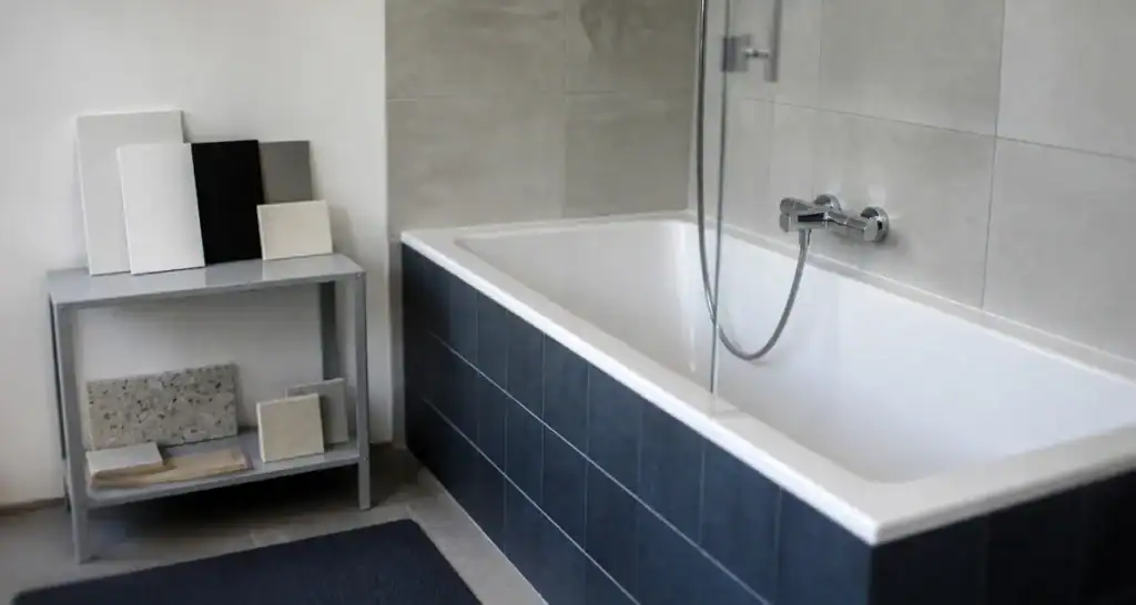 Baignoire de salle de bain en acrylique, fonte ou résine, matériaux visibles
