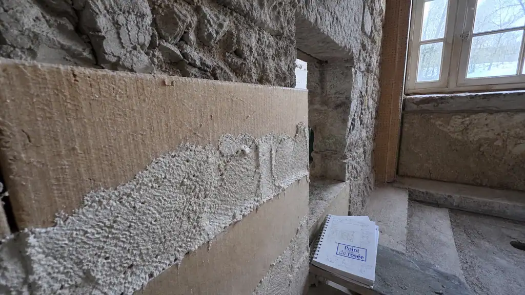 Isoler un mur en pierre avec enduit chaux-chanvre pour supprimer l’humidité