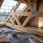 Prix charpente au m² : charpente bois brut en chantier