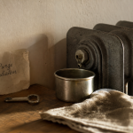 Purger radiateur fonte : purgeur et clé sur un radiateur en fonte