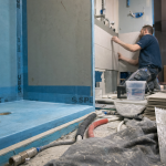 Renover une salle de bain : membrane d’étanchéité douche à l’italienne et pose carrelage
