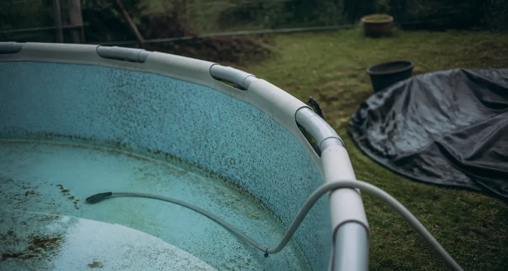 Vider une piscine avec un tuyau, tuyau sur le liner (siphon).