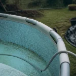 Vider une piscine avec un tuyau, tuyau sur le liner (siphon).