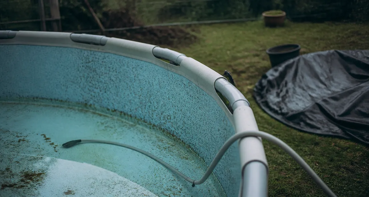 Vider une piscine avec un tuyau, tuyau sur le liner (siphon).