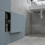 Coffrage pour cacher des tuyaux dans une salle de bain avec trappe d’accès