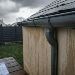Gouttière sur mur en limite de propriété, eaux pluviales sans débord, conforme