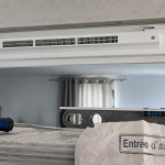 Grille aeration fenetre pvc sur traverse haute de fenêtre