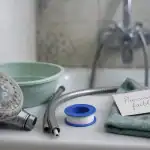 Pas de pression douche : pommeau de douche encrassé de calcaire