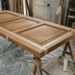 Peindre porte en bois sans traces : ruban de masquage et rouleau sur porte en bois