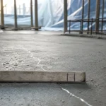 Dalle béton qui fissure au séchage : microfissure de retrait visible