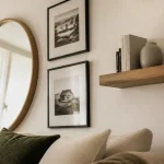 Decorer mur blanc : cadres et miroir ronds au salon