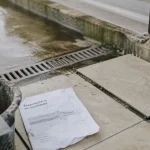Étanchéité sur carrelage terrasse : joints et microfissures près d’une pente