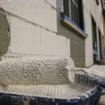 Rouleau pour facade à fibres longues sur mur en parpaing, mise en peinture